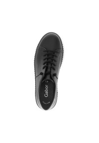 Zwarte leren sneaker met een ronde neus, standaard veters en een gestructureerde zool; beschikt over een logo aan de binnenkant en een gladde bovenkant.