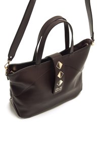 Borsa a mano in pelle marrone con doppi manici superiori e una tracolla removibile. Presenta un accento geometrico dorato sul davanti e dettagli cuciti.