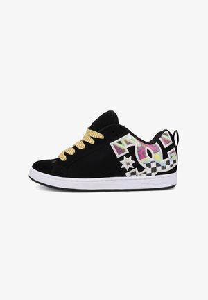 Mustad mustad sneaker kollaste paeltega, värvilised grafitistiilis mustrid, ruudustikukujundused ja valge tallaosa koos DC Shoes brändingu eest.