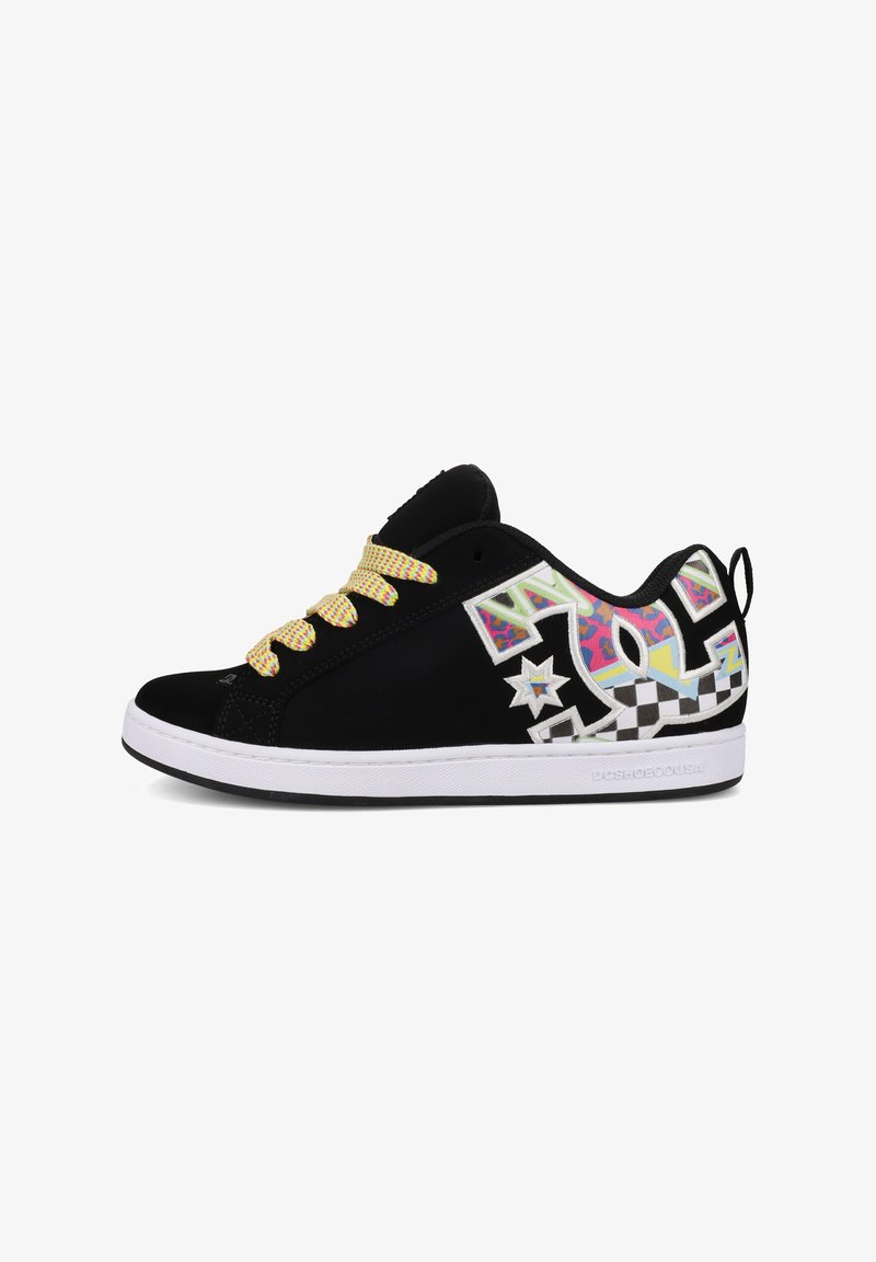 Črne nizke superge z rumenimi vezalkami, pisanimi grafitnimi vzorci, karo akcenti in belim podplatom z blagovno znamko DC Shoes.
