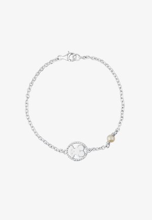 Silberne Kettenarmband mit einem verdrehten Glieddesign, das einen ovalen Anhänger und eine einzelne Perle als Akzent aufweist. Glatte Textur und polierte Oberfläche.