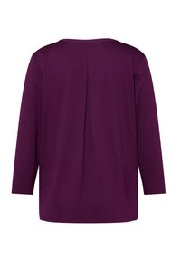 Langärmeliges Oberteil aus tiefviolettem Stoff mit lockerem Schnitt, das eine Falte am Rücken und einen runden Ausschnitt aufweist.