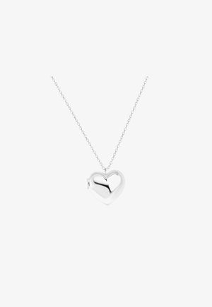 Zilveren hartvormige locket hanger aan een delicate ketting. Het oppervlak is gepolijst, met een gladde, reflecterende textuur en een sluiting.