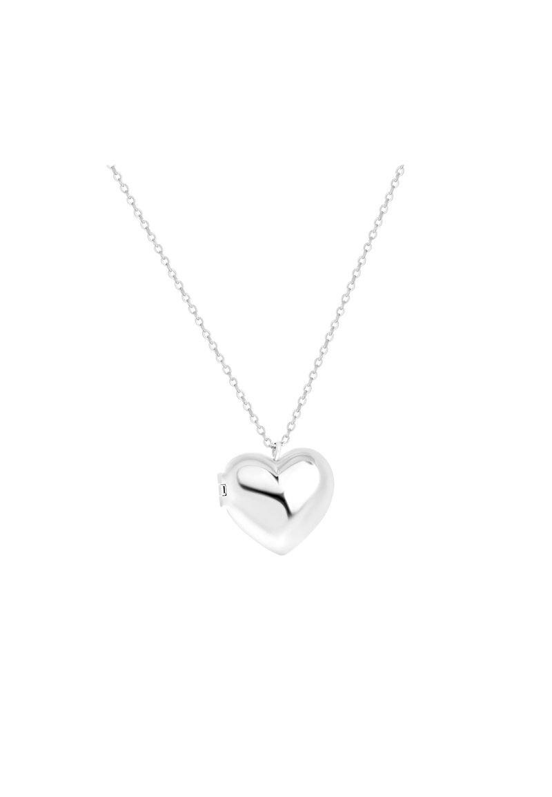 Zilveren hartvormige locket hanger aan een delicate ketting. Het oppervlak is gepolijst, met een gladde, reflecterende textuur en een sluiting.