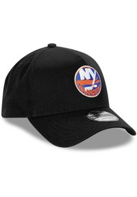 Schwarze Baseballmütze mit gebogenem Schirm, die auf der Vorderseite ein gesticktes orangefarbenes und blaues NY Islanders-Logo aufweist. Texturiertes Material mit verstellbarem Riemen.