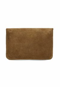 Brown suede clutch met een gladde textuur, rechthoekige vorm en ronde hoeken. Geen zichtbare hardware of accenten. Eenvoudig en minimalistisch ontwerp.