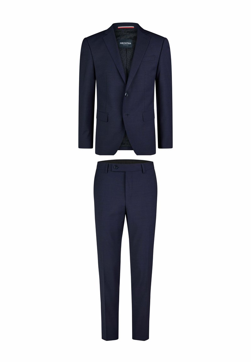 Costume bleu marine avec une veste à deux boutons, revers crantés et pantalon assorti. Fabriqué à partir d'un tissu texturé avec de subtils motifs à carreaux.