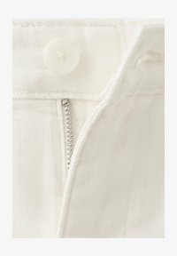 Sélectionné, off white
