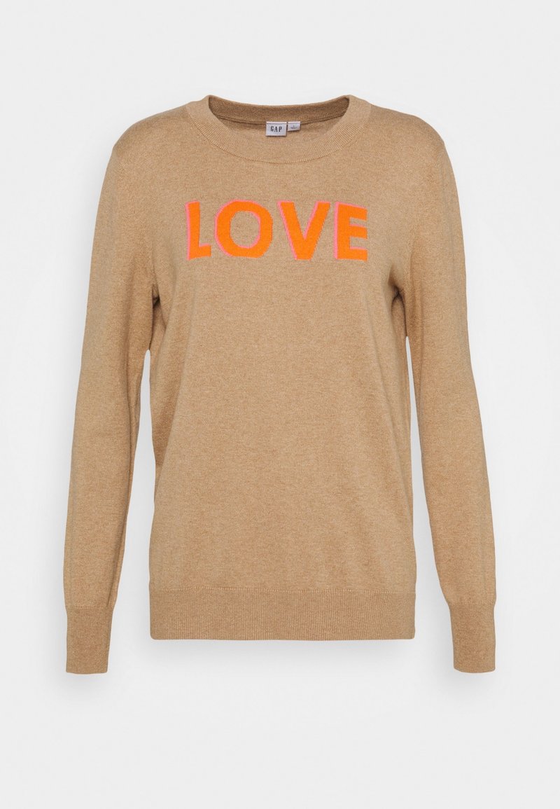Pull beige à manches longues avec col rond et grand texte orange « LOVE » en gras sur la poitrine, fabriqué par la marque GAP.