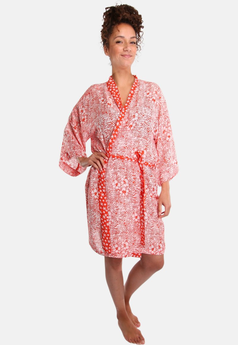 Rood en wit gebloemd kimono-stijl gewaad met brede mouwen, voorzien van bloemen- en zebra-afdruk, vastgebonden met een volledig rode accentriem.