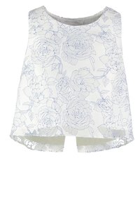 Top bianco senza maniche con un motivo floreale blu, scollatura rotonda e orlo leggermente curvo con dettagli in pizzo nella parte inferiore.