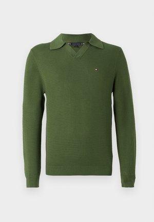 Zöld kötött pulóver V-nyakkal és gallérral, apró logóval a mellkasán, textúrált mintázattal, valamint bordás mandzsettákkal és alsó részével.