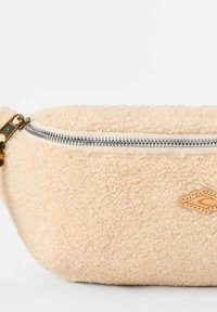 Peachfarvet fleece taske med en struktureret overflade, sølv lynlås og en tan læderlogo detalje. Kompakt, rund form.