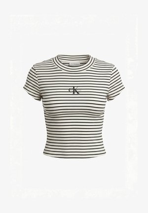 T-shirt bianca corta con sottili strisce orizzontali nere e logo Calvin Klein Jeans al centro del petto.