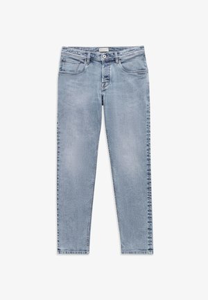 Hellblaue Jeans aus Denim mit Frontknopf und Reißverschluss, Gürtelschlaufen und fünf Taschen, flach auf weißem Hintergrund ausgelegt.