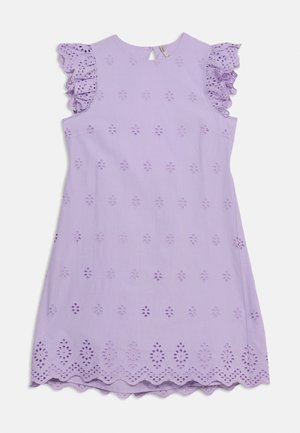 Ærmeløs lavendelfarvet kjole med blomsterudskæringer i øjeldesign, bølget kant og flæset blonder på skuldrene.