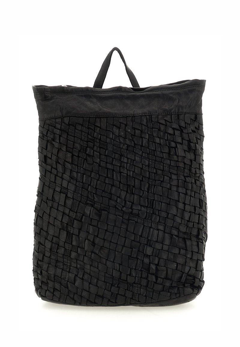 Zaino nero intrecciato realizzato in pelle testurizzata, con una parte superiore piatta, un manico esterno e una superficie decorata con quadrati di diverse dimensioni.