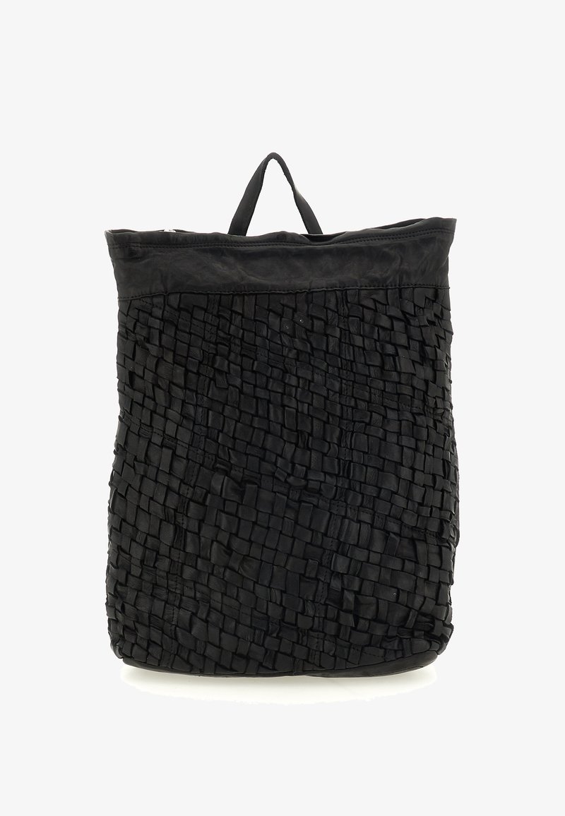 Zaino nero intrecciato realizzato in pelle testurizzata, con una parte superiore piatta, un manico esterno e una superficie decorata con quadrati di diverse dimensioni.