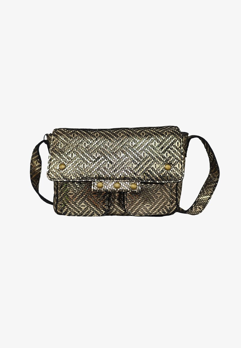 Sac tissé en or métallique et noir avec fermeture à rabat, comportant trois clous décoratifs et une bandoulière ajustable. Motif en chevrons texturé.