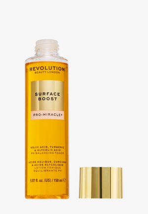 Bottiglia ambra trasparente del tonico Revolution Beauty Surface Boost con tappo dorato rimosso, che mostra il nome del prodotto e gli ingredienti chiave.