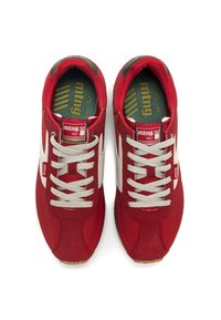 Sneaker sportive rosse con dettagli bianchi, lacci grigi e una parte superiore testurizzata. Presentano un'etichetta con logo sulla linguetta e plantari a motivi.