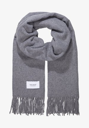 Écharpe en laine grise avec des extrémités effilochées, pliée en boucle, avec une étiquette rectangulaire blanche de Vero Moda Accessories.