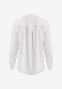 Camicia bianca a maniche lunghe con collo, dettagli con piega sul retro e polsini con bottoni, realizzata in un tessuto liscio e leggero.