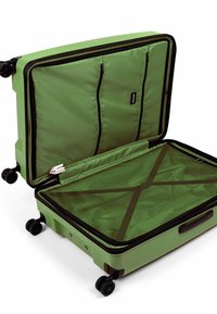 Zelený pevný kufr s zipovaným vnitřkem a síťovými kapsami, křížovými pásky pro organizaci a čtyřmi černými kolečky pro snadnou mobilitu.