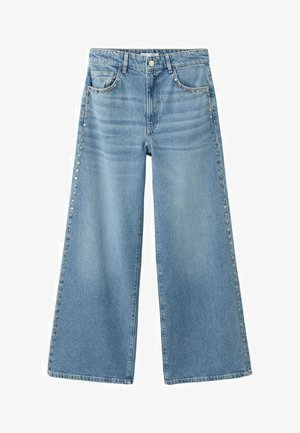 Svetlo modre široke kavbojke iz jeansa z okrasnimi kovinskimi zakovicami ob sprednjih žepih in zunanji šivi.