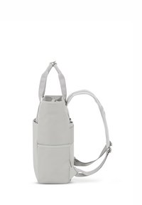 Grå axelväska med en strukturerad design, tillverkad av slitstarkt material, med justerbara remmar och sidoficka för förvaring.