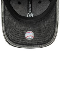 Cappello da baseball con un'esterno in denim nero e grigio, visiera piatta e patch circolare del logo MLB con un design di baseball al centro.