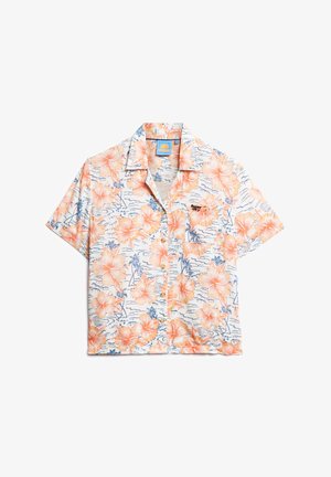 Camisa de manga corta con fondo claro, flores de hibisco naranjas y hojas verdes, cierre frontal con botones y bolsillo parche.