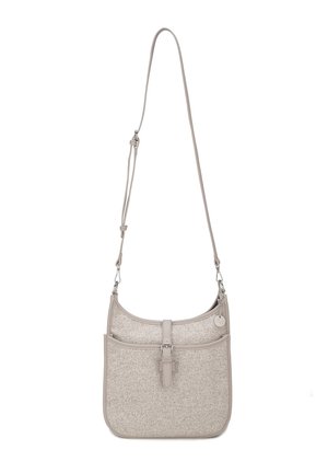 Borsa a tracolla beige con trama, fibbia frontale, angoli arrotondati e tracolla sottile regolabile con fibbie metalliche.