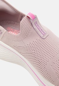 Skechers MAX CUSHIONING ELITE 2.0 - Športni copati - purple/pink