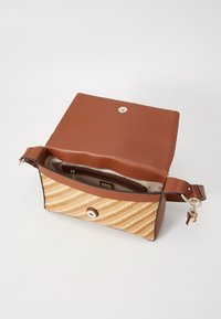 Sac bandoulière marron en cuir et paille tissée avec rabat ouvert, poche intérieure zippée et charm en forme de clé dorée sur la lanière.