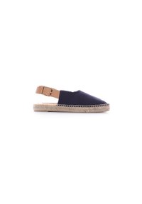Espadrille de tela azul marino con una correa en el tobillo marrón claro y suela de yute. Presenta una punta redondeada y detalles de costura a lo largo del borde.