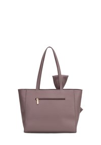 Borsa a tracolla in pelle in un tenue color malva, con doppio manico, una tasca anteriore con zip e un design minimalista con una texture liscia.