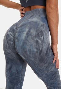Högmidjade leggings i ett blå-grått tie-dye-mönster. Tillverkade av strukturerad, stretchig tyg med en slät yta och ribbad midja.