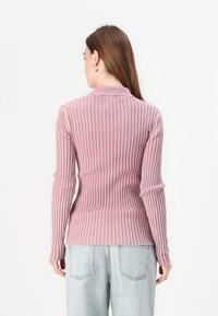 Sweater de malha canelada de manga longa em rosa claro com riscas rosa mais escuras. Apresenta um decote com colarinho e uma silhueta ajustada.