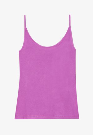 Roze top met dunne bandjes, gemaakt van lichtgewicht stof. Soepele textuur met een aansluitende vorm en geen zichtbare patronen of accenten.