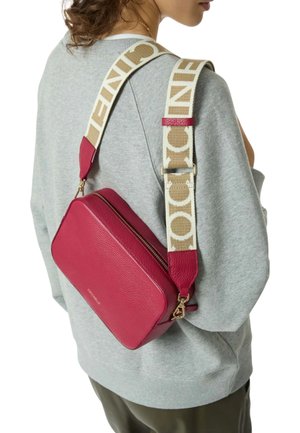 Borsa a tracolla in pelle magenta con forma rettangolare, dotata di una tracolla beige con stampa del logo e finiture in tonalità oro.