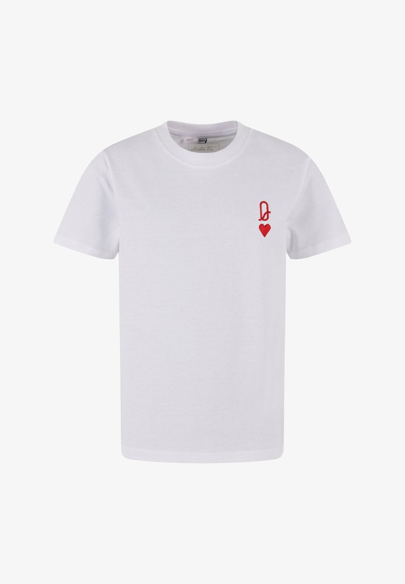 Balts kokvilnas T-krekls ar īsām piedurknēm, kuram uz kreisā krūšu apgabala ir izšūts sarkans sirds motīvs un stilizēts burts.