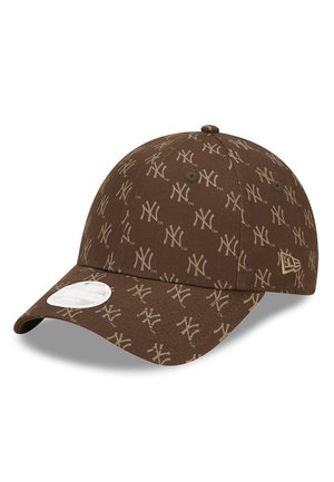 Brown cap featuring an all-over beige New York Yankees logo pattern, with a curved visor and a white size sticker on the brim.