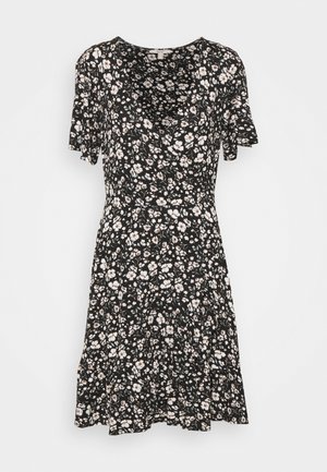 Czarna sukienka z krótkim rękawem, białym kwiatowym nadrukiem, dekoltem w serek i rozkloszowanym dołem, zaprojektowana na luźne dopasowanie.