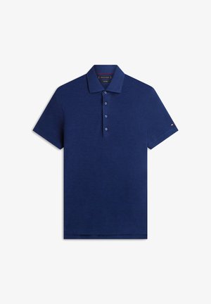 Granatowa koszulka polo z krótkim rękawem, kołnierzykiem, czterema guzikami oraz małym logo w formie flagi na lewym rękawie.