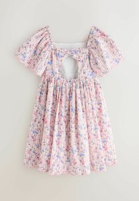 Roza obleka s cvetličnim vzorcem, z valovitimi kratkimi rokavi, odprtimi hrbtom, lokom in nabranim krilom.