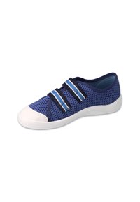 Niebieski siatkowy but sportowy z białym gumowym czubkiem, dwoma rzepami i sześciokątnym wzorem na cholewce. Lekka i elastyczna konstrukcja.