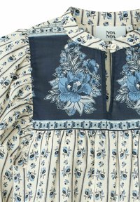 Blusa in cotone con yoke floreale blu navale, tessuto a righe crema e blu, collo rotondo e dettagli con bottoni. Design plissettato su tutta la superficie.