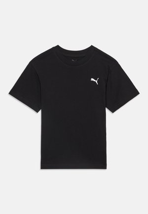 Sort t-shirt med korte ærmer, rund halsudskæring og lille hvid Puma-logo på venstre bryst mod en ensfarvet baggrund.