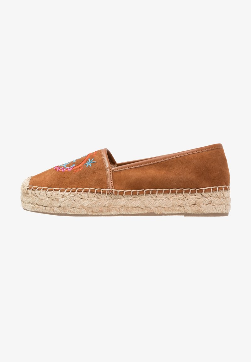 Espadrille de ante marrón con bordado floral multicolor en la parte superior y suela de yute trenzado, visto de lado.